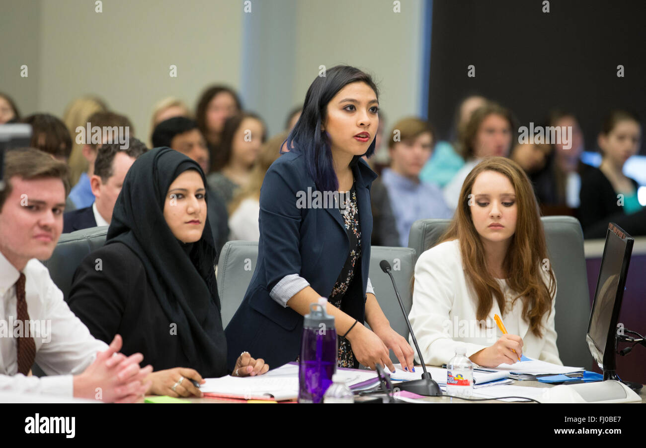 Gli adolescenti che si presentano come il perseguimento di avvocati in simulazioni di prova per gli studenti delle scuole superiori di partecipare nei procedimenti in TX county courtroom Foto Stock