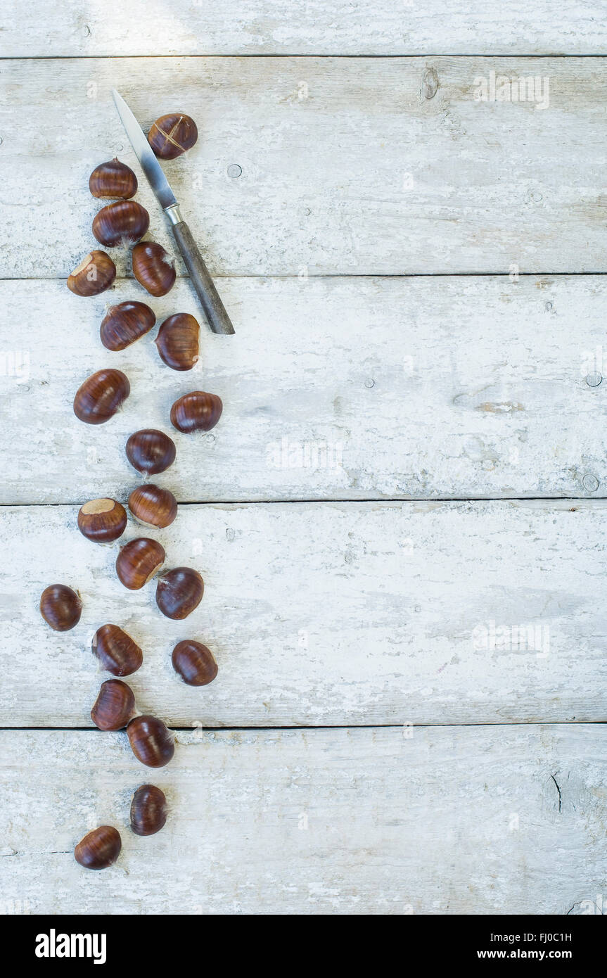 Dolce di castagne e un coltello su legno Foto Stock