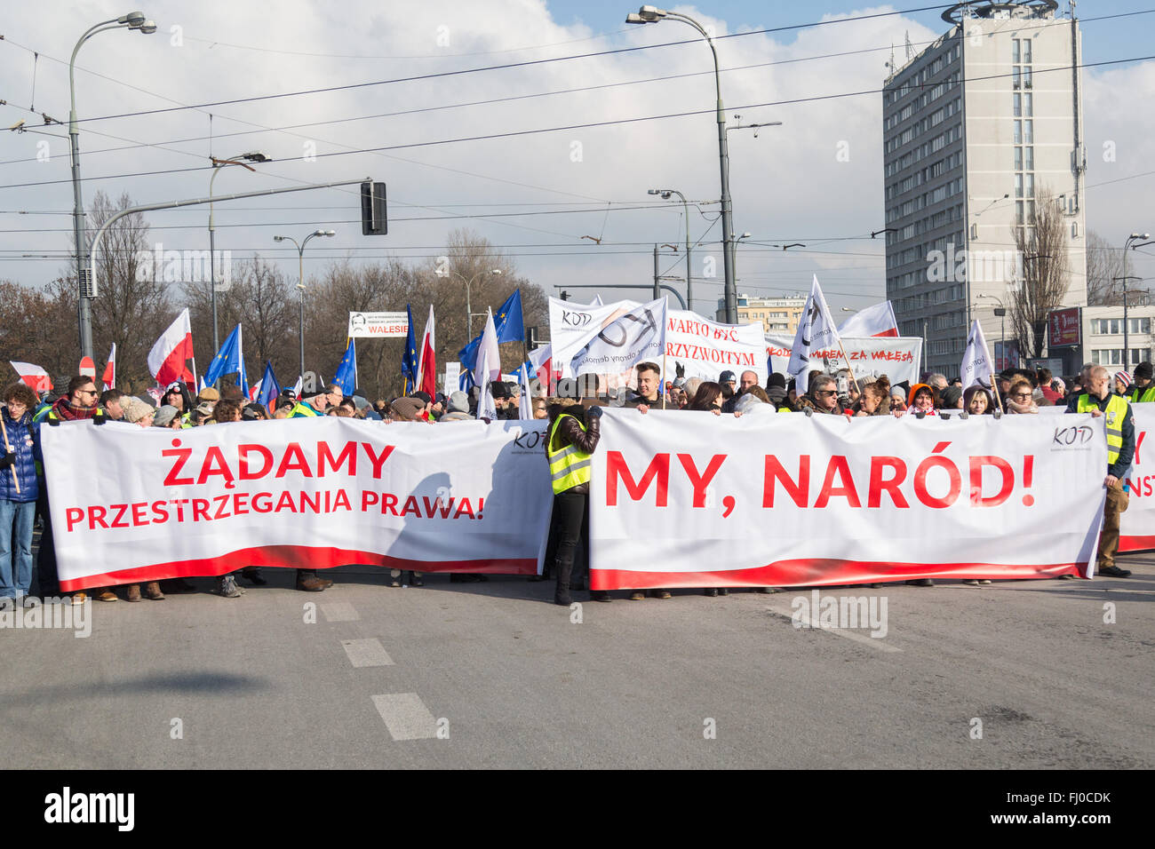 Varsavia, Polonia. Il 27 febbraio, 2016. Pro-democrazia manifestazione organizzata dal Comitato per la difesa delle democrazie "KOD' sotto lo slogan: "Noi, il popolo contro il governo, il nuovo governo conservatore e con il supporto di Lech Walesa il 27 febbraio 2016 a Varsavia in Polonia Credito: MW/Alamy Live News Foto Stock