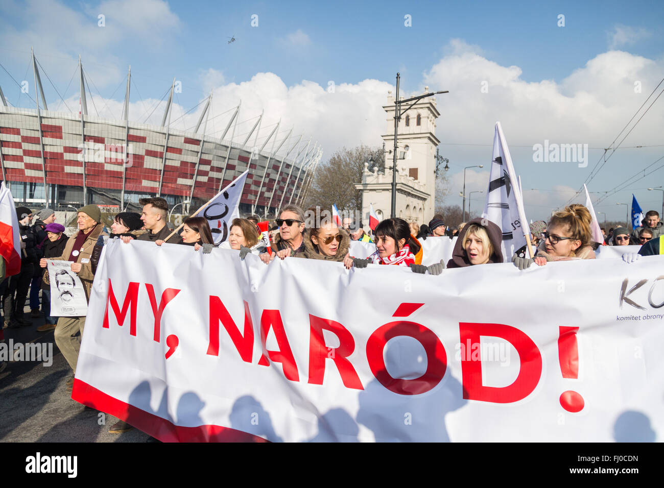 Varsavia, Polonia. Il 27 febbraio, 2016. Pro-democrazia manifestazione organizzata dal Comitato per la difesa delle democrazie "KOD' sotto lo slogan: "Noi, il popolo contro il governo, il nuovo governo conservatore e con il supporto di Lech Walesa il 27 febbraio 2016 a Varsavia in Polonia Credito: MW/Alamy Live News Foto Stock