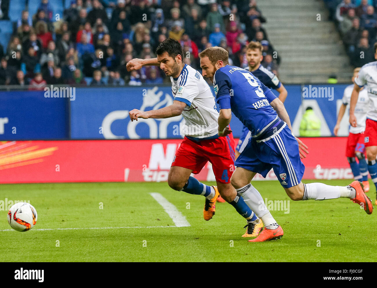 Amburgo, Germania. Il 27 febbraio, 2016. Ingolstadt la Moritz Hartmann e di Amburgo Emir Spahic competere per la palla durante la Bundesliga tedesca partita di calcio tra Amburgo SV e FC Ingolstadt al Volksparkstadion ad Amburgo, Germania, 27 febbraio 2016. Foto: Markus SCHOLZ/DPA (EMBARGO CONDIZIONI - ATTENZIONE: grazie alle linee guida di accreditamento, il DFL consente solo la pubblicazione e utilizzazione di fino a 15 immagini per corrispondenza su internet e nei contenuti multimediali in linea durante la partita.) Credito: dpa/Alamy Live News Foto Stock