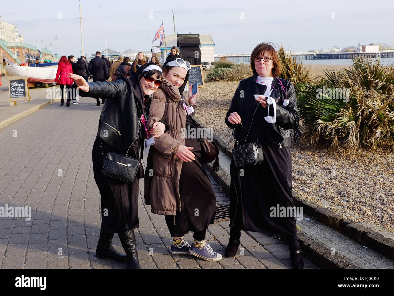 Giovani donne vestite come le monache godono di un partito di gallina weekend sul lungomare di Brighton Regno Unito Foto Stock