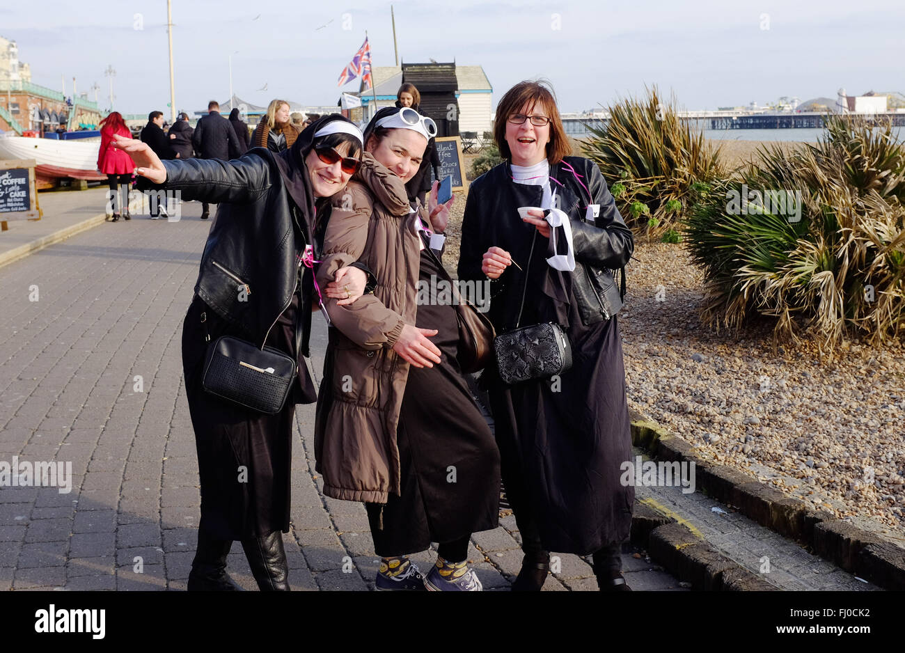 Giovani donne vestite come le monache godono di un partito di gallina weekend sul lungomare di Brighton Regno Unito Foto Stock