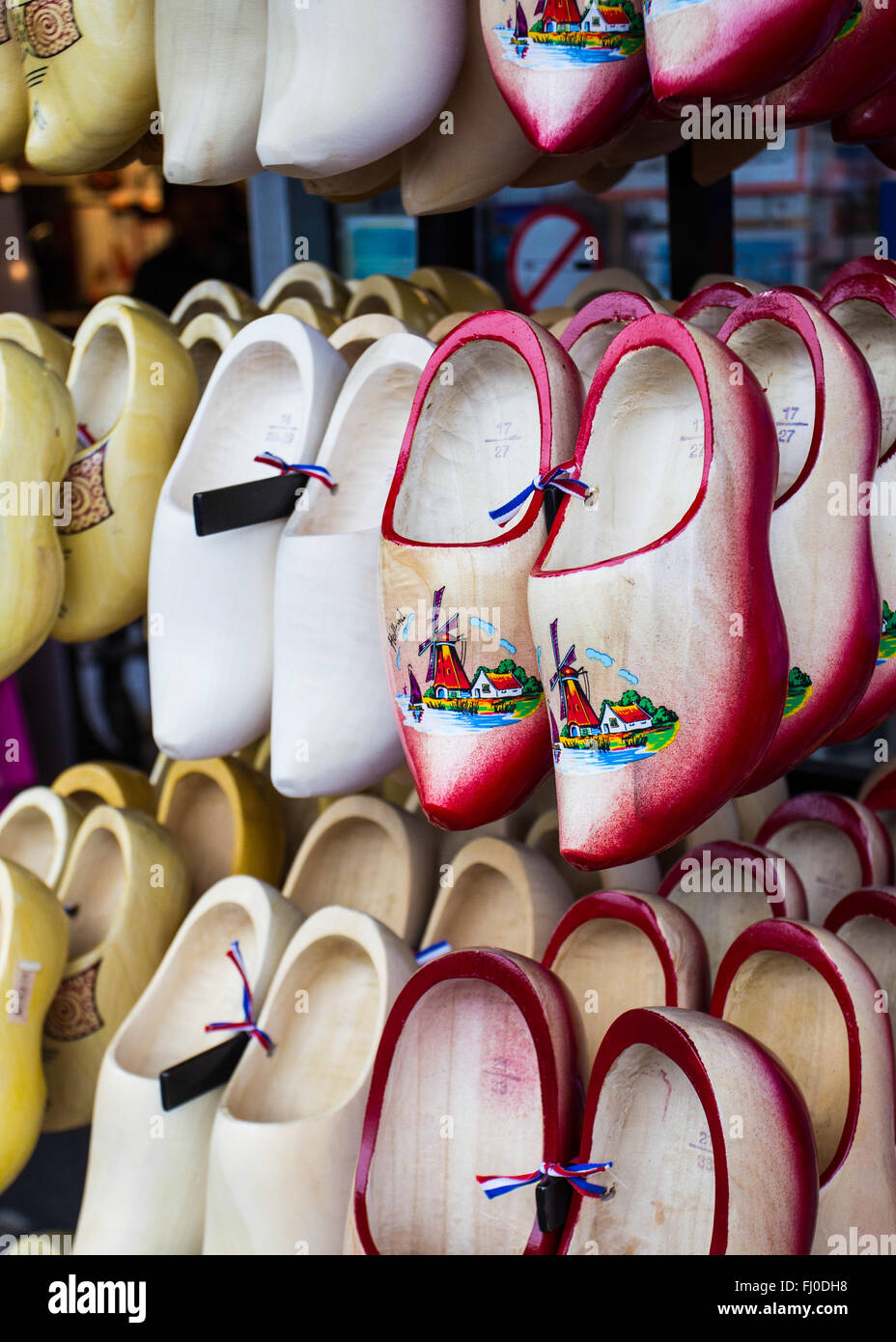 Zoccoli olandesi in vendita in un negozio di articoli da regalo in  Amsterdam Foto stock - Alamy