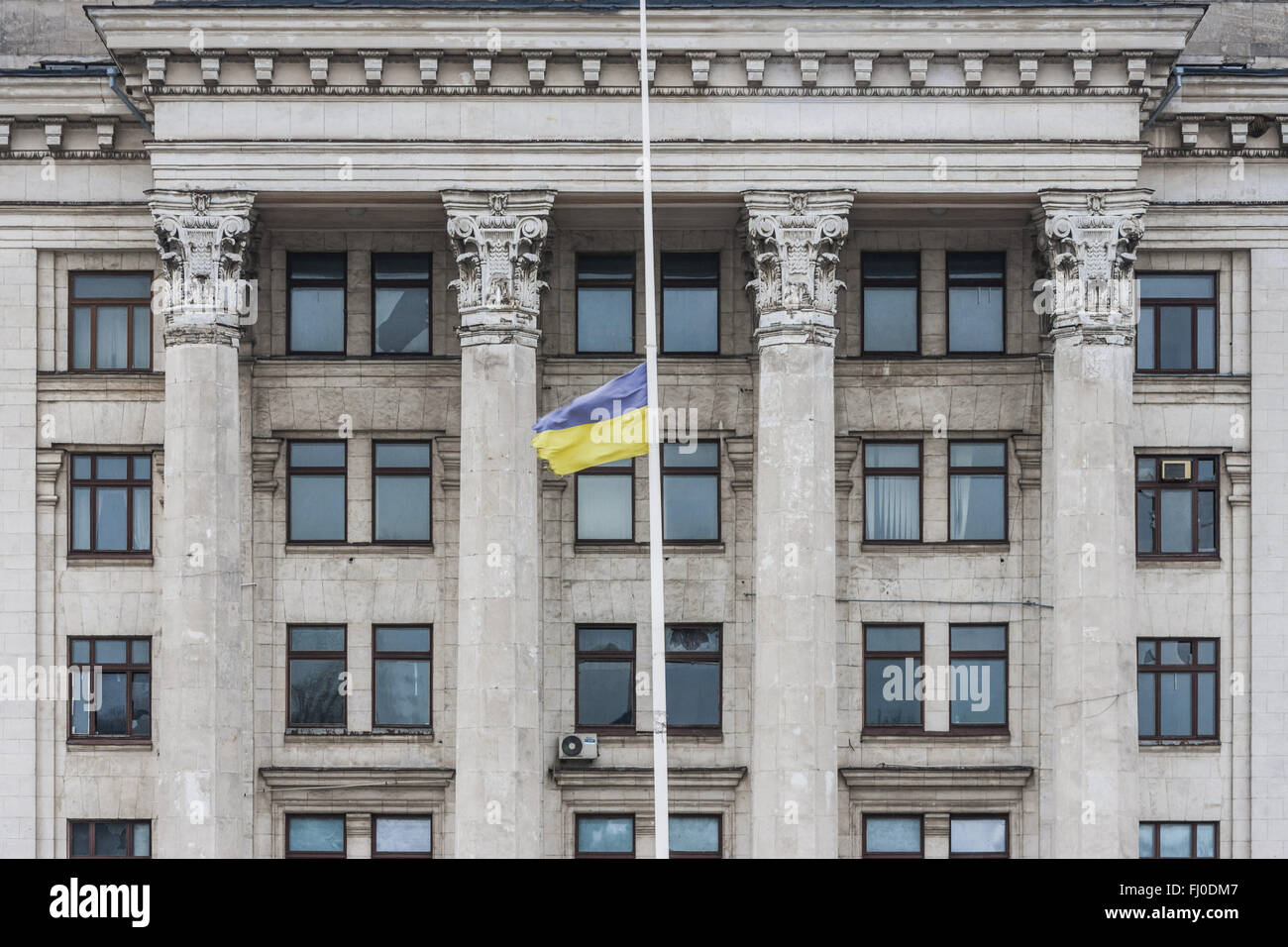 Odesa, Odesa Oblast, Ucraina. 4 febbraio, 2016. Ucraina bandiera nella parte anteriore dei Sindacati casa in Odessa, Ucraina, attualmente chiuso. © Celestino Arce/ZUMA filo/Alamy Live News Foto Stock