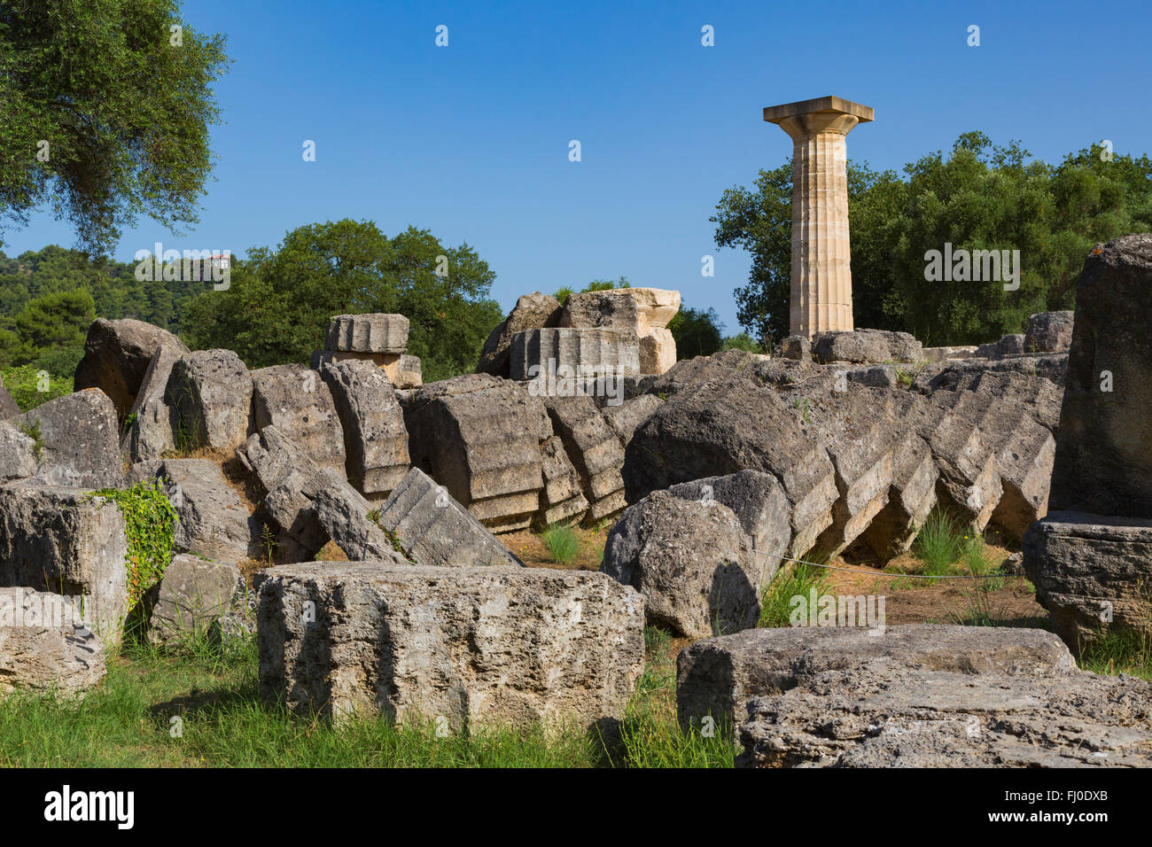 Olympia, Peloponneso e Grecia. Antica Olympia. Rovine del V secolo a.c. ordine dorico Tempio di Zeus. Foto Stock