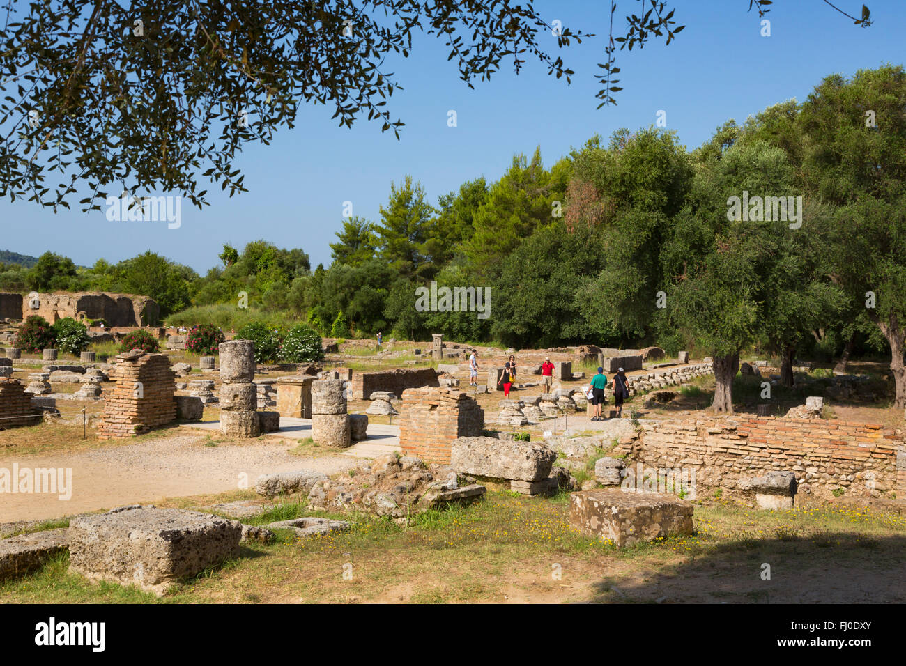 Olympia, Peloponneso e Grecia. Antica Olympia. I turisti di passeggiare attraverso le rovine. Foto Stock