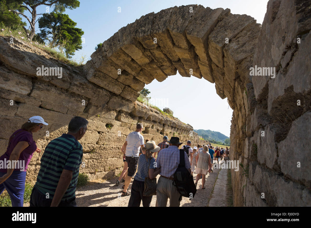 Olympia, Peloponneso e Grecia. Antica Olympia. Entrata che conduce a stadium dove gli eventi atletici erano detenuti. Foto Stock