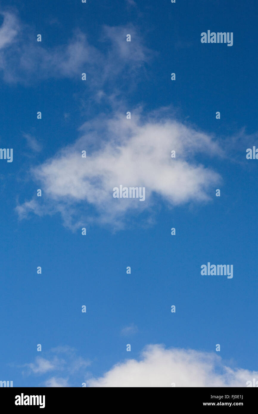 Nuvole bianche in un cielo blu su una giornata invernale e. Foto Stock