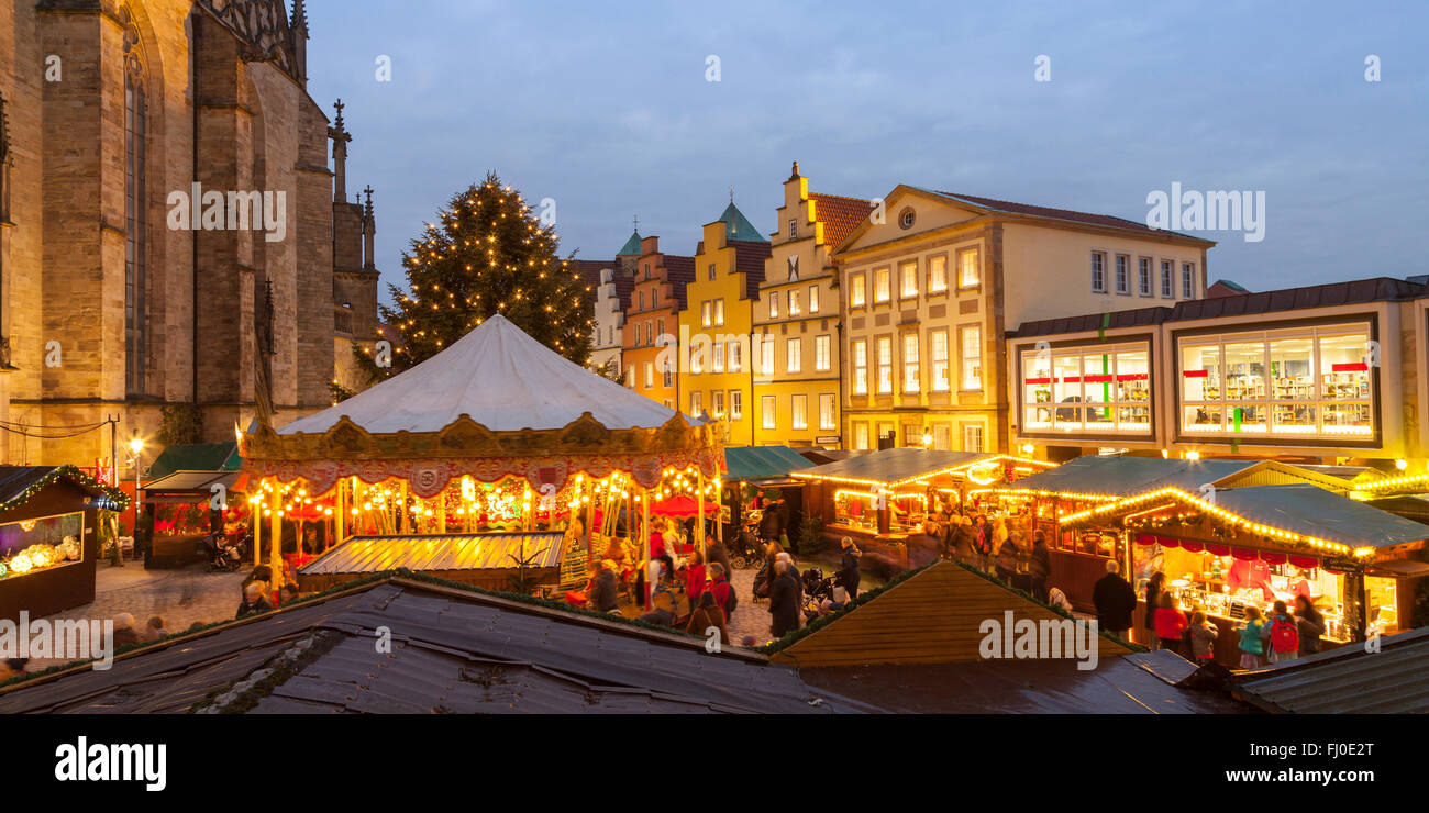 Germania, Osnabrueck, mercatino di Natale in piazza Mercato, case a timpano in serata Foto Stock