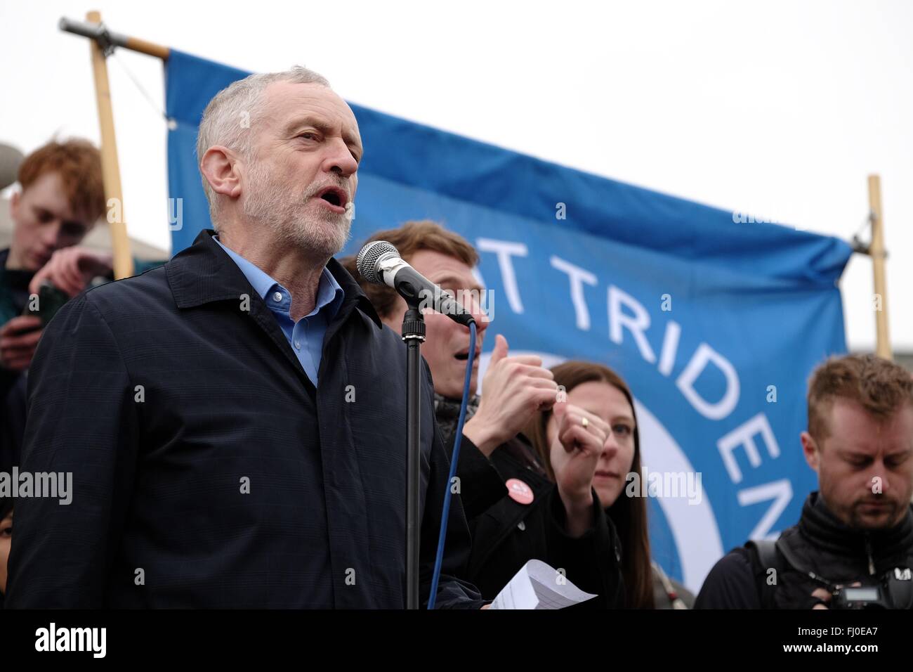 Jeremy Corbyn parla alla fermata Trident Rally a Londra il 27/02/16. Un marzo assemblati a mezzogiorno a Marble Arch prima di procedere a un rally in Trafalgar Square. Il rally featured politici e celebrità di altoparlanti. Foto di Julie Edwards Foto Stock