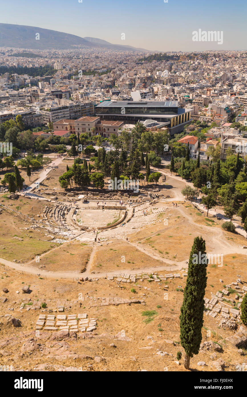 Atene, Attica, Grecia. Teatro di Dioniso, visto dall'Acropoli. Considerato per essere il luogo di nascita della tragedia greca Foto Stock