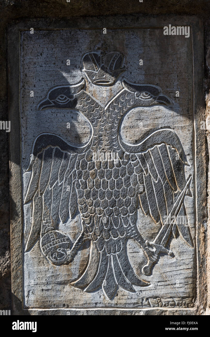 Rappresentazione di pietra di l'aquila a due teste con la corona, orb e spada dalla bandiera utilizzata dalla Chiesa ortodossa greca. Foto Stock