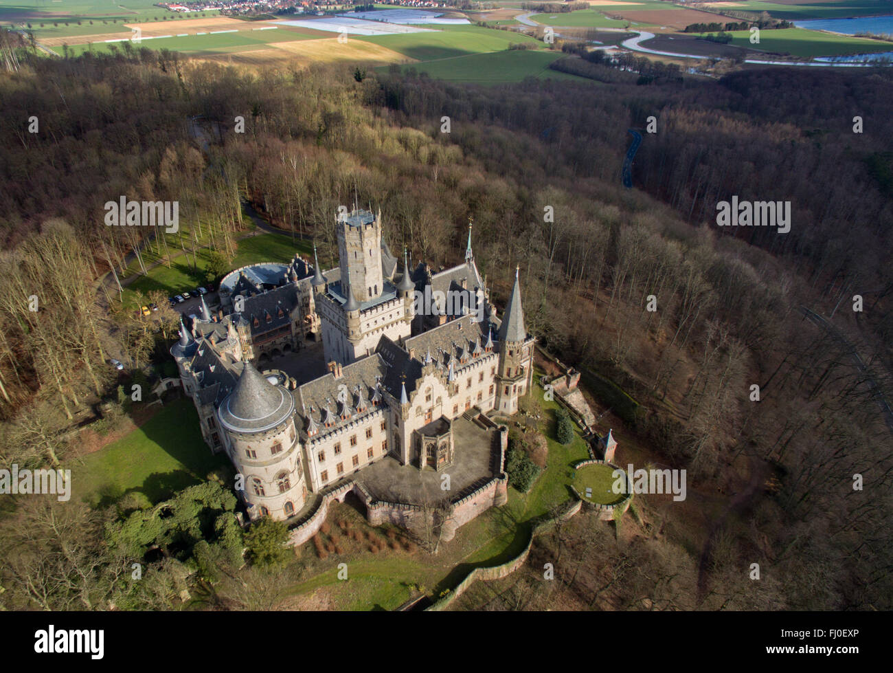 Antenna di una foto scattata da un drone di Marienburg Castle tra Pattensen e Nordstemmen, Germania, 24 febbraio 2016. Il Castello di Marienburg sta lanciando la sua stagione estiva il 05 marzo 2016 con il nuovo teatro e visite a tema. Il neo-gotico del residence si trova a sud di Hannover è stato mantenuto in una condizione vicino a ciò che è stato come quando il re Giorgio V di Hannover e la sua famiglia ha lasciato circa 150 anni fa. Foto: JULIAN STRATENSCHULTE/dpa Foto Stock