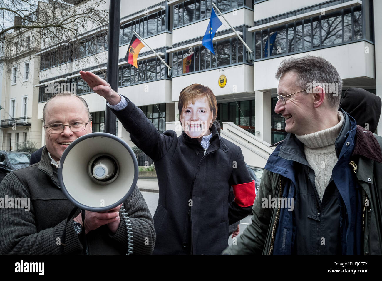 Londra, Regno Unito. Il 27 febbraio, 2016. Di estrema destra nazionalisti protestare fuori dall ambasciata tedesca contro il Cancelliere Merkel di politiche in materia di immigrazione e il divieto di tentativi del National Democratic Party NDP Credito: Guy Corbishley/Alamy Live News Foto Stock