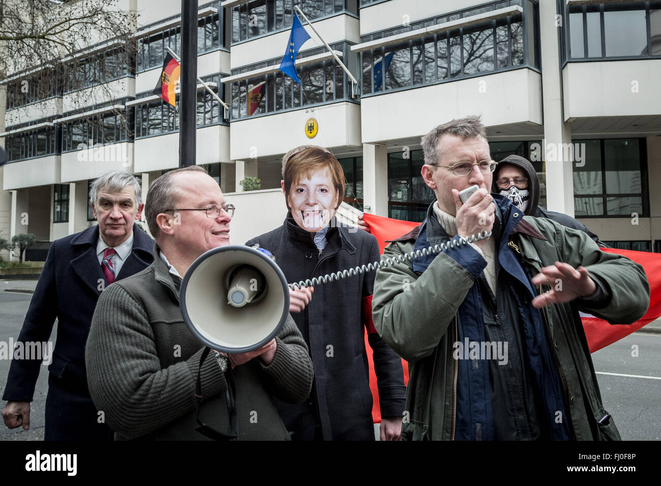 Londra, Regno Unito. Il 27 febbraio, 2016. Di estrema destra nazionalisti protestare fuori dall ambasciata tedesca contro il Cancelliere Merkel di politiche in materia di immigrazione e il divieto di tentativi del National Democratic Party NDP Credito: Guy Corbishley/Alamy Live News Foto Stock