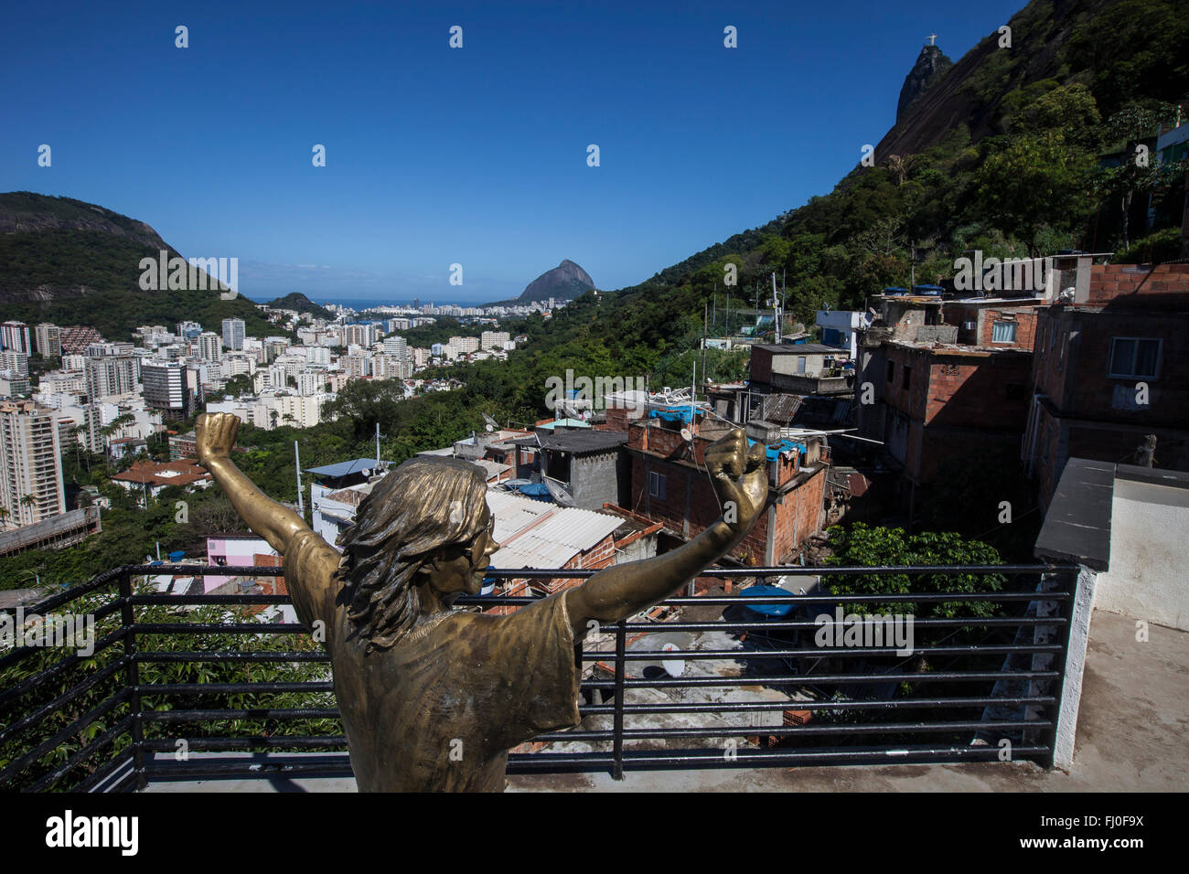 Michael Jackson statua in favela di Santa Marta - contrasto tra la favela shanties e middle-class edifici del quartiere di Botafogo nella zona sud di Rio de Janeiro, Brasile - Cristo Redentore statua in background. Foto Stock