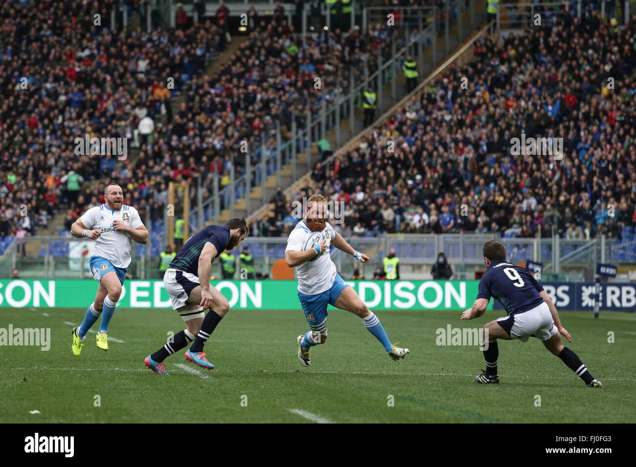 Roma, Italia.27st Febbraio, 2016. Italia centro Gonzalo Garcia porta la pallina nel match contro la Scozia, RBS Sei Nazioni©Massimiliano Carnabuci/Alamy news Foto Stock