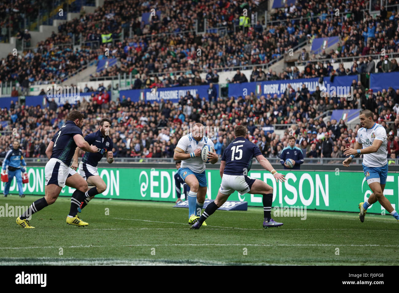Roma, Italia.27st Febbraio, 2016. Italia hooker Ghiraldini è pronto per l'impatto della Scozia la difesa in RBS Sei Nazioni©Massimiliano Carnabuci/Alamy news Foto Stock