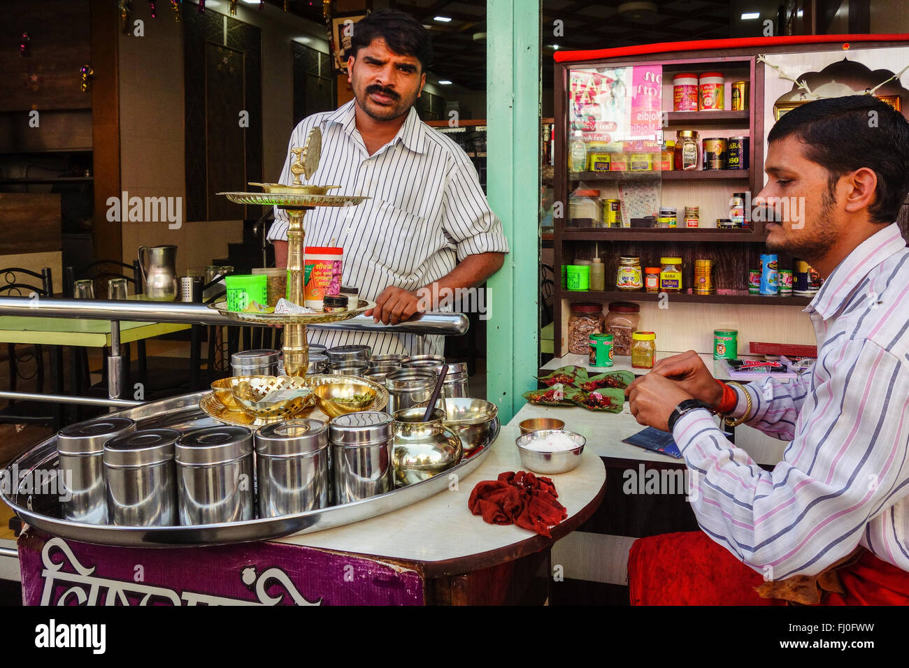 Paanwala dolce paan ( meetha paan ) in corrispondenza di un bordo strada paan shop in città bazaar, mahabaleshwar, Maharashtra, India Foto Stock