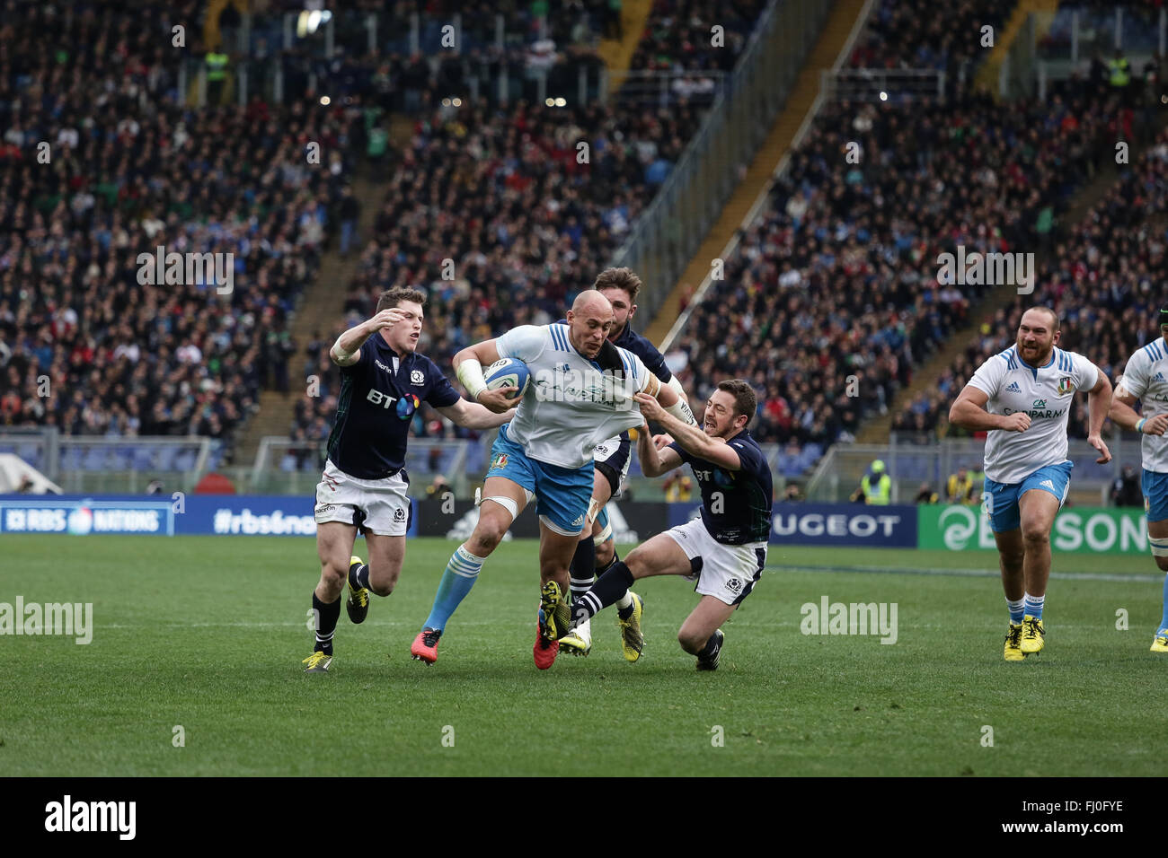 Roma, Italia.27st Febbraio, 2016. In Italia il capitano Sergio Parisse resiste a Laidlaw affrontare nel match contro la Scozia, RBS Sei Nazioni©Massimiliano Carnabuci/Alamy news Foto Stock