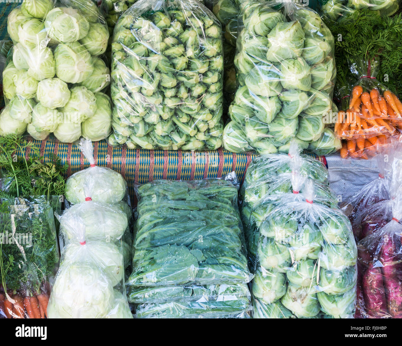 Ortaggi freschi pack nel sacchetto di plastica nel mercato locale.la Thailandia. Foto Stock