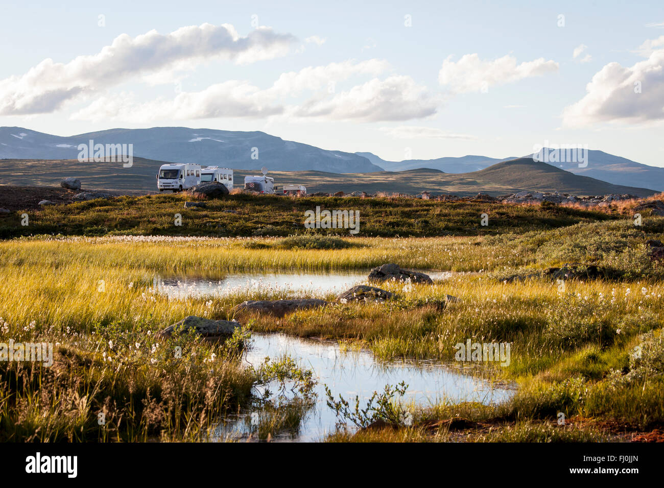 Foto di camper parcheggiato nel deserto della Lapponia svedese. Foto Stock