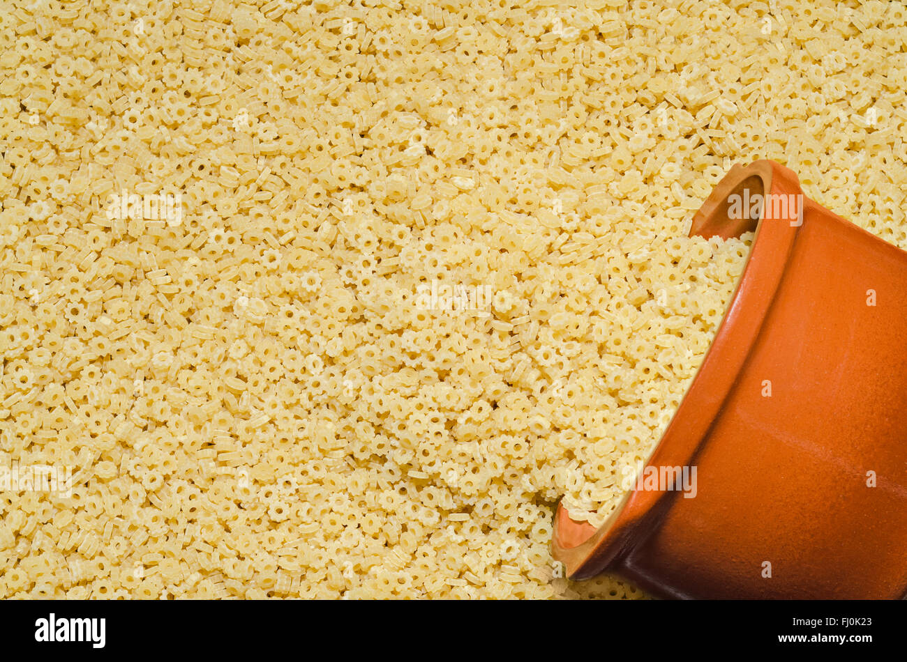 Sfondo di pasta, nasypannyh sul tavolo. Foto Stock