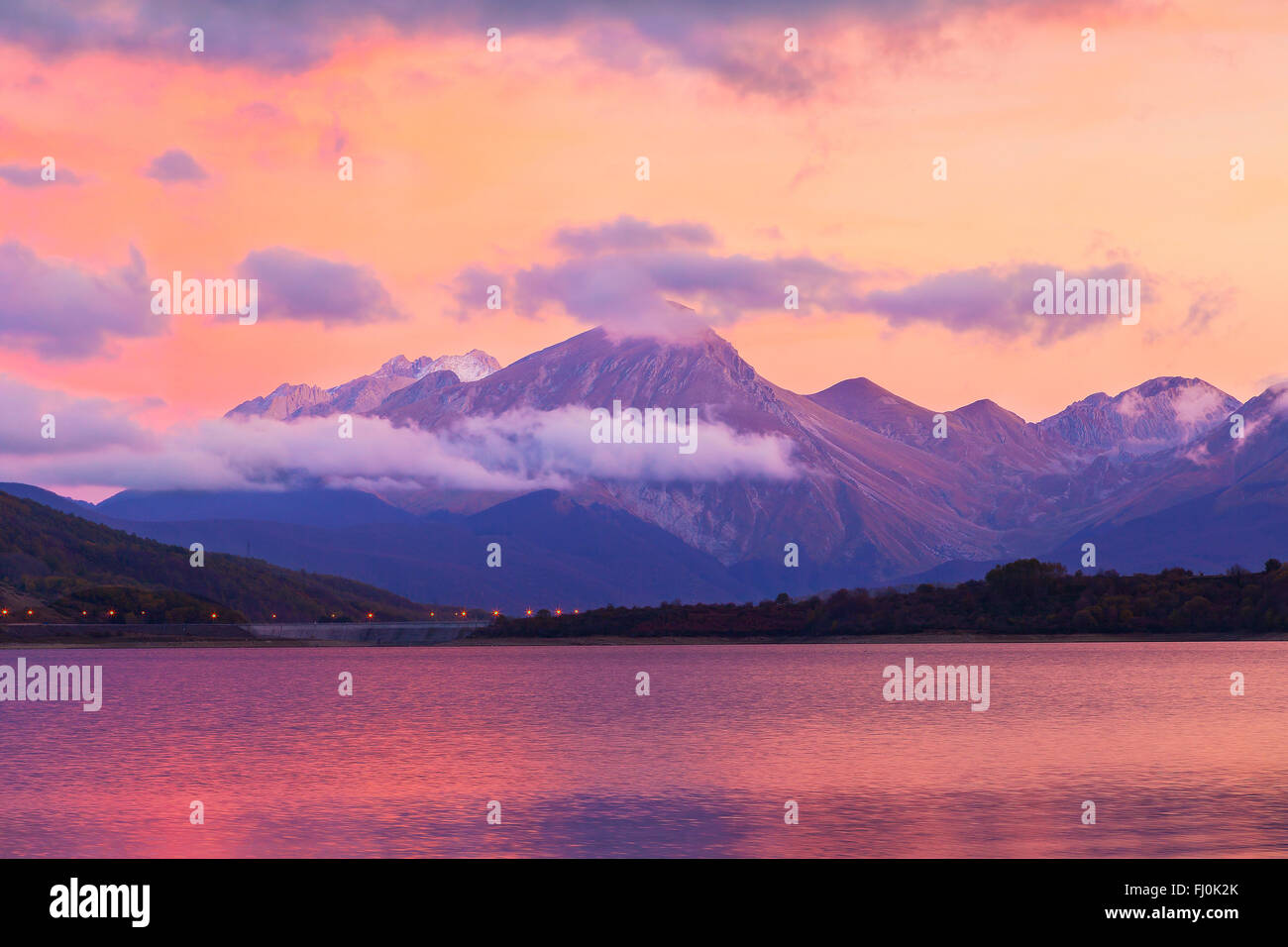 Incredibile tramonto sul lago di Campotosto in Abruzzo Appennino Foto Stock