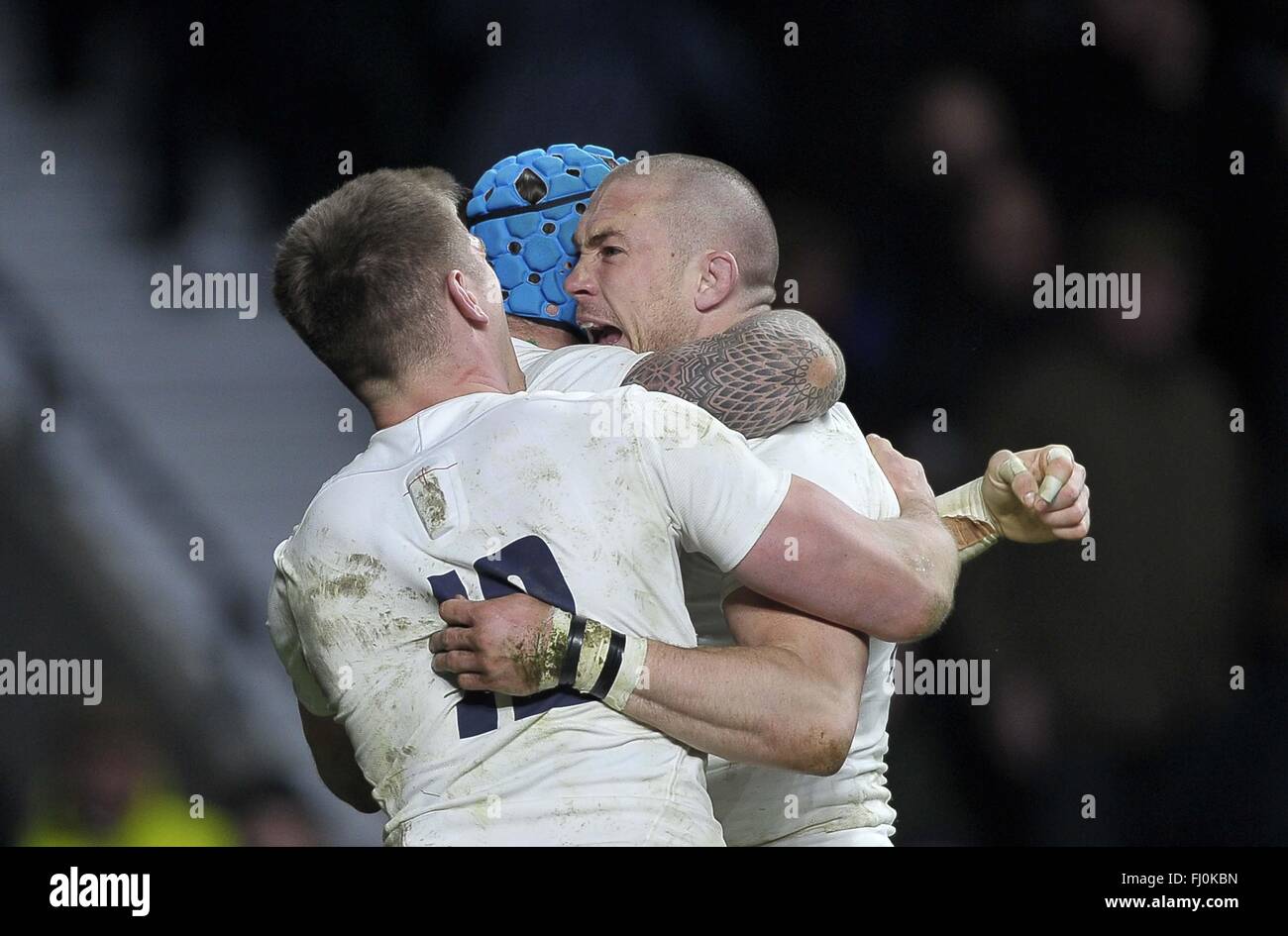 Londra, Regno Unito. Il 27 febbraio, 2016. Provare a marcatore Mike Brown (Inghilterra) è congratulato da Jack Nowell (Inghilterra) e Owen Farrell (Inghilterra). Inghilterra e Irlanda. RBS 6 Nazioni. Stadio di Twickenham. Twickenham. Londra. Regno Unito. 27/02/2016. Credito: Sport In immagini/Alamy Live News Foto Stock