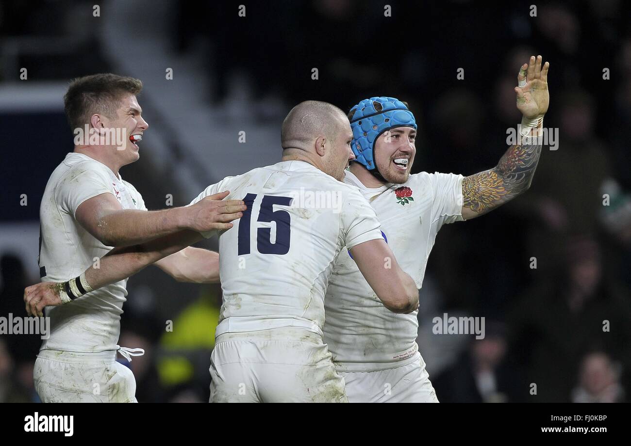 Londra, Regno Unito. Il 27 febbraio, 2016. Provare a marcatore Mike Brown (Inghilterra) è congratulato da Jack Nowell (Inghilterra) e Owen Farrell (Inghilterra). Inghilterra e Irlanda. RBS 6 Nazioni. Stadio di Twickenham. Twickenham. Londra. Regno Unito. 27/02/2016. Credito: Sport In immagini/Alamy Live News Foto Stock