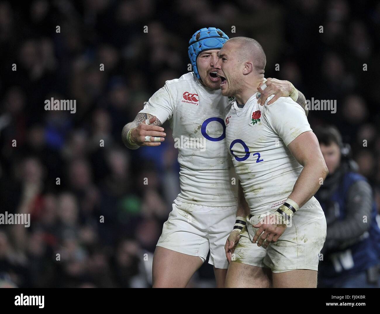 Londra, Regno Unito. Il 27 febbraio, 2016. Provare a marcatore Mike Brown (Inghilterra) è congratulato da Jack Nowell (Inghilterra, a sinistra). Inghilterra e Irlanda. RBS 6 Nazioni. Stadio di Twickenham. Twickenham. Londra. Regno Unito. 27/02/2016. Credito: Sport In immagini/Alamy Live News Foto Stock