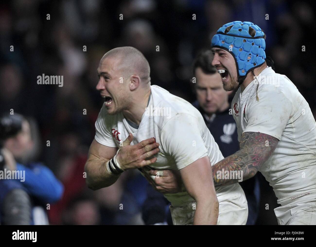 Londra, Regno Unito. Il 27 febbraio, 2016. Provare a marcatore Mike Brown (Inghilterra) è congratulato da Jack Nowell (Inghilterra, a destra). Inghilterra e Irlanda. RBS 6 Nazioni. Stadio di Twickenham. Twickenham. Londra. Regno Unito. 27/02/2016. Credito: Sport In immagini/Alamy Live News Foto Stock