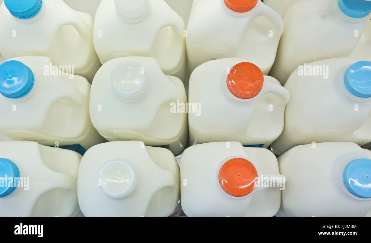 Bottiglie di latte sul frigo scaffale di supermercato store Foto Stock