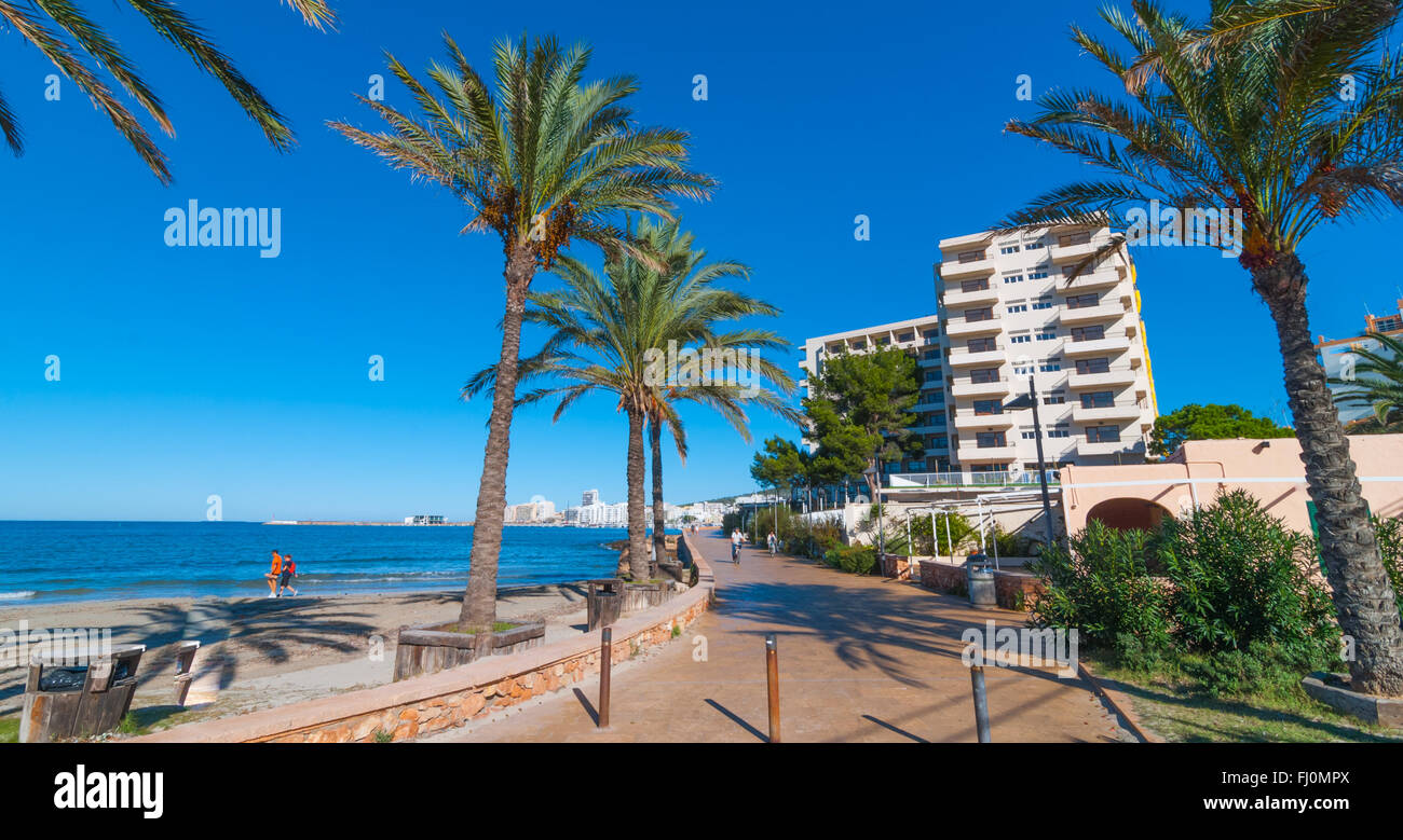 A metà mattina il sole sul lungomare di Ibiza. La gente fuori in una giornata di sole. Baleari hotel sulla spiaggia di Sant Antoni de Portmany, Spagna Foto Stock