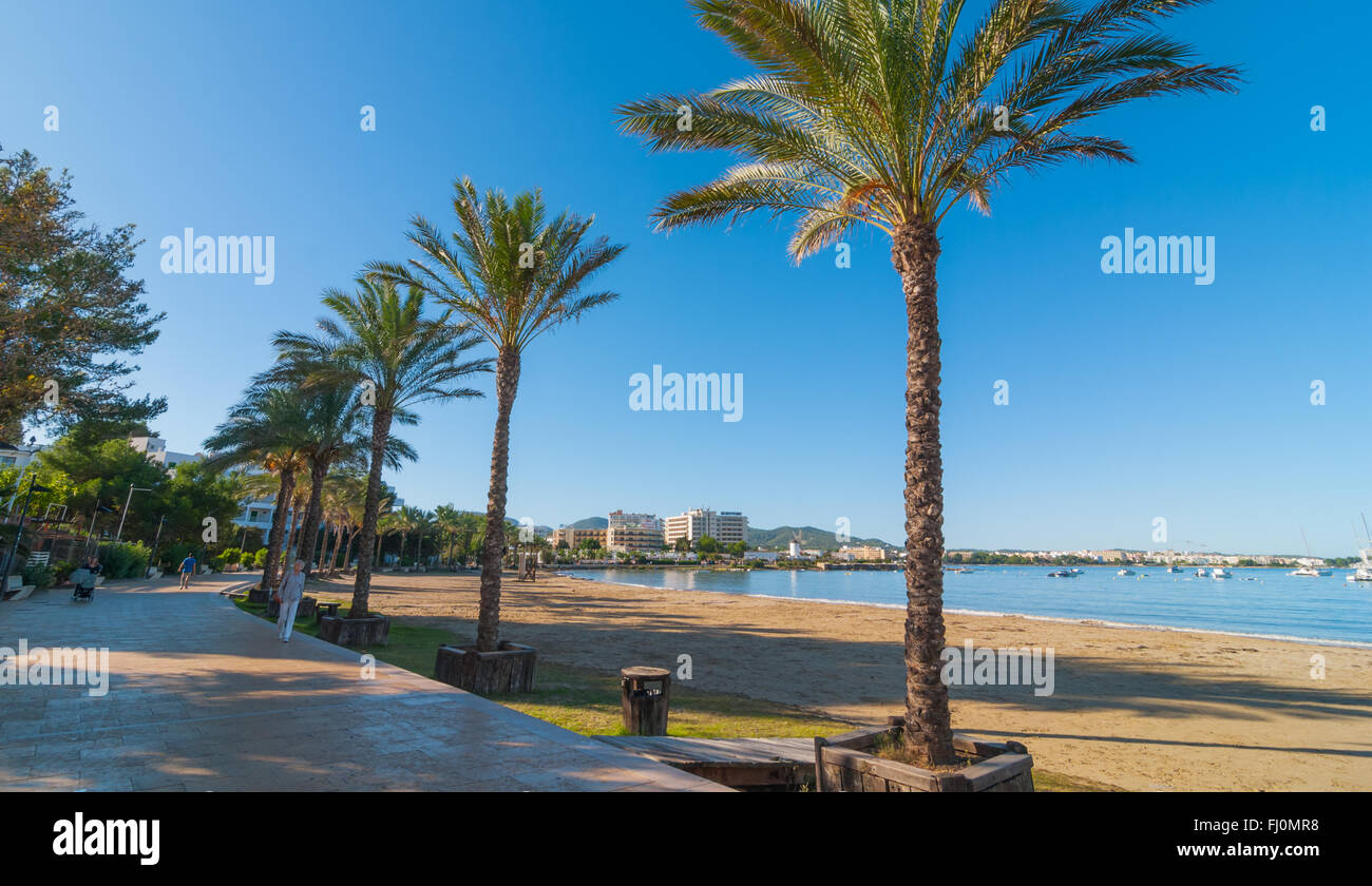 A metà mattina il sole sul lungomare di Ibiza. Calda giornata di sole lungo la spiaggia di Sant Antoni de Portmany isole Baleari, Spagna. Foto Stock