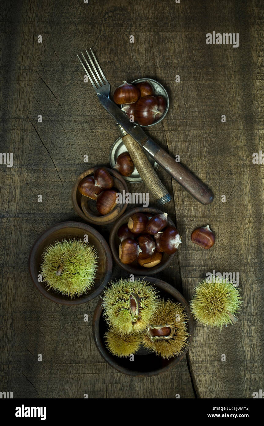 Le castagne in legno scuro Foto Stock