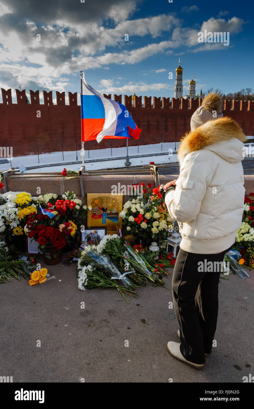 Mosca, Russia. Il 27 febbraio, 2016. Anniversario dell assassinio del candidato di opposizione Boris Nemtsov. Luogo di omicidio. Persone portano fiori per onorare la memoria del candidato. Credito: Sergey Podkolzin/Alamy Live News Foto Stock