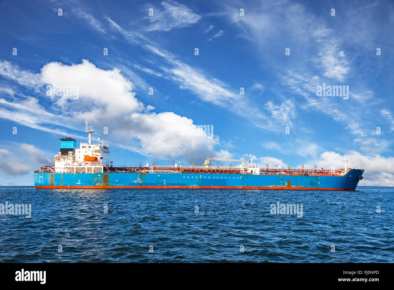 Petroliera nave in mare su uno sfondo di cielo blu. Foto Stock