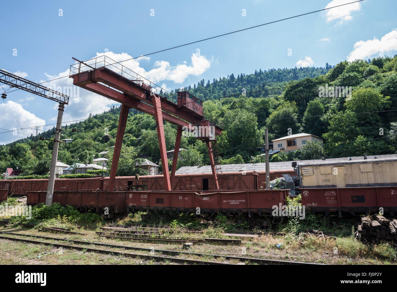 Vecchi vagoni merci nei pressi della Stazione Ferroviaria in Borjomi località di villeggiatura, Samtskhe-Javakheti regione in Georgia Foto Stock