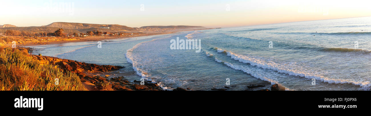 Vista panoramica del piccolo villaggio di pescatori Taghazout - Marocco. Famoso per la sua incredibile surf Foto Stock