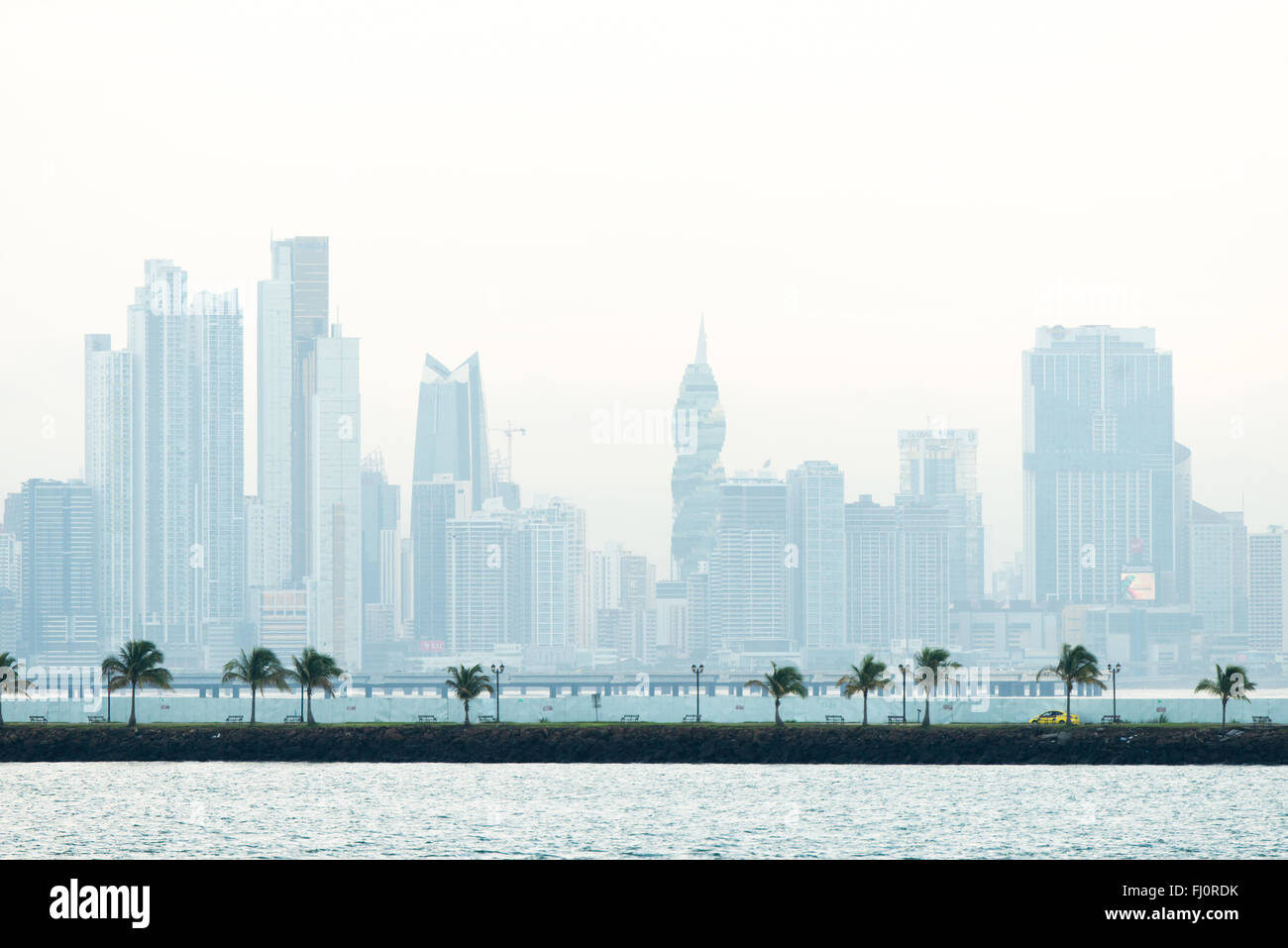 Canale di Panama, Panama -- gli edifici di distanza sulla Punta Paitilla in Panama City, Panama. Foto Stock