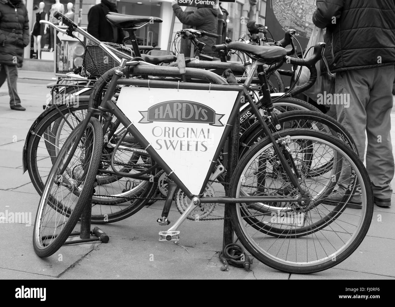 Hardy's Sweet shop pubblicità bike nel centro della città di Bath, 26 Febbraio 2016 Foto Stock