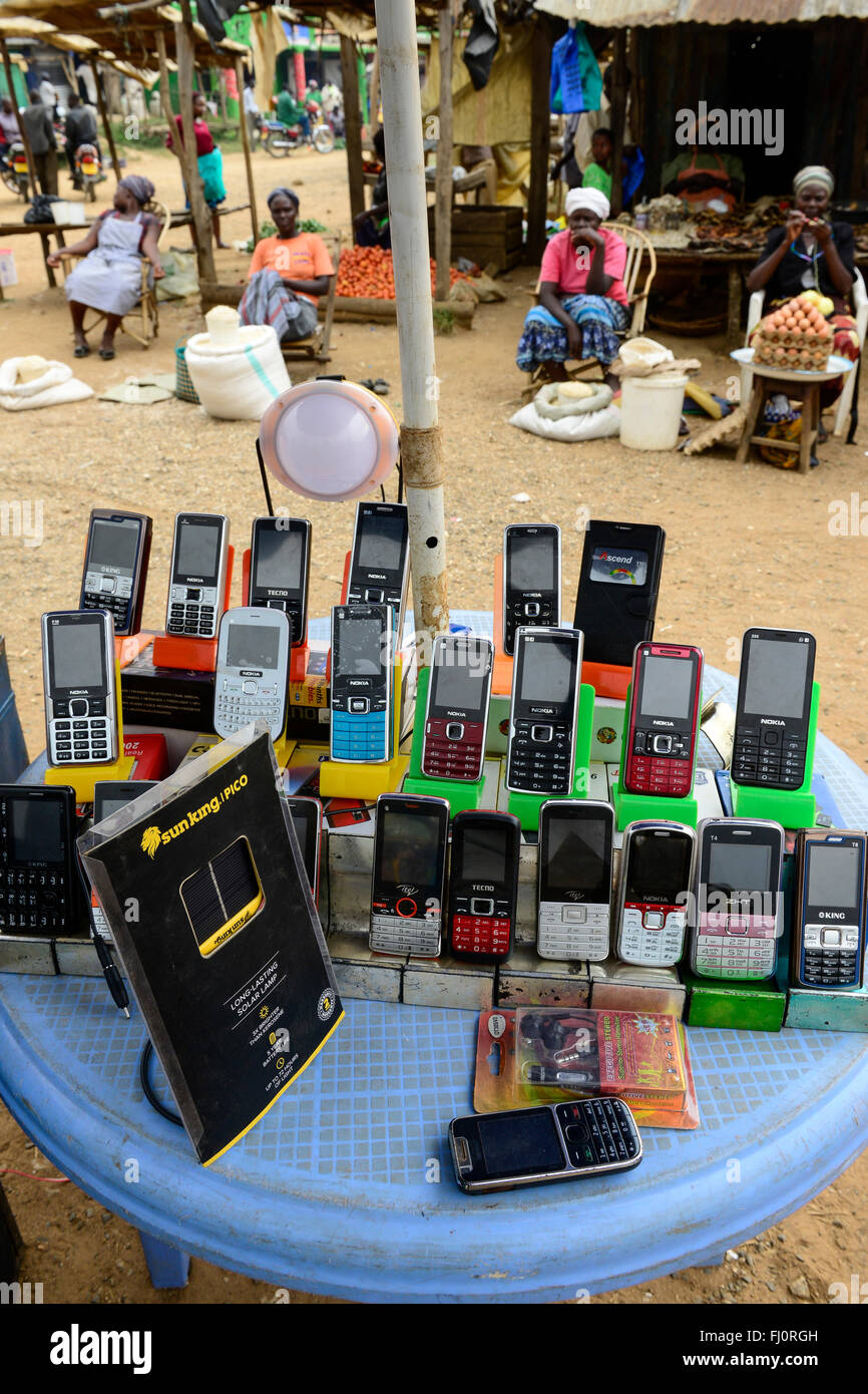 KENYA, Bukura, street vendoor vendita telefoni cellulari di Nokia, Tecno, oking / KENIA, nella contea di Kakamega, Bukura, Markt mit Stand fuer Mobiltelefone Foto Stock