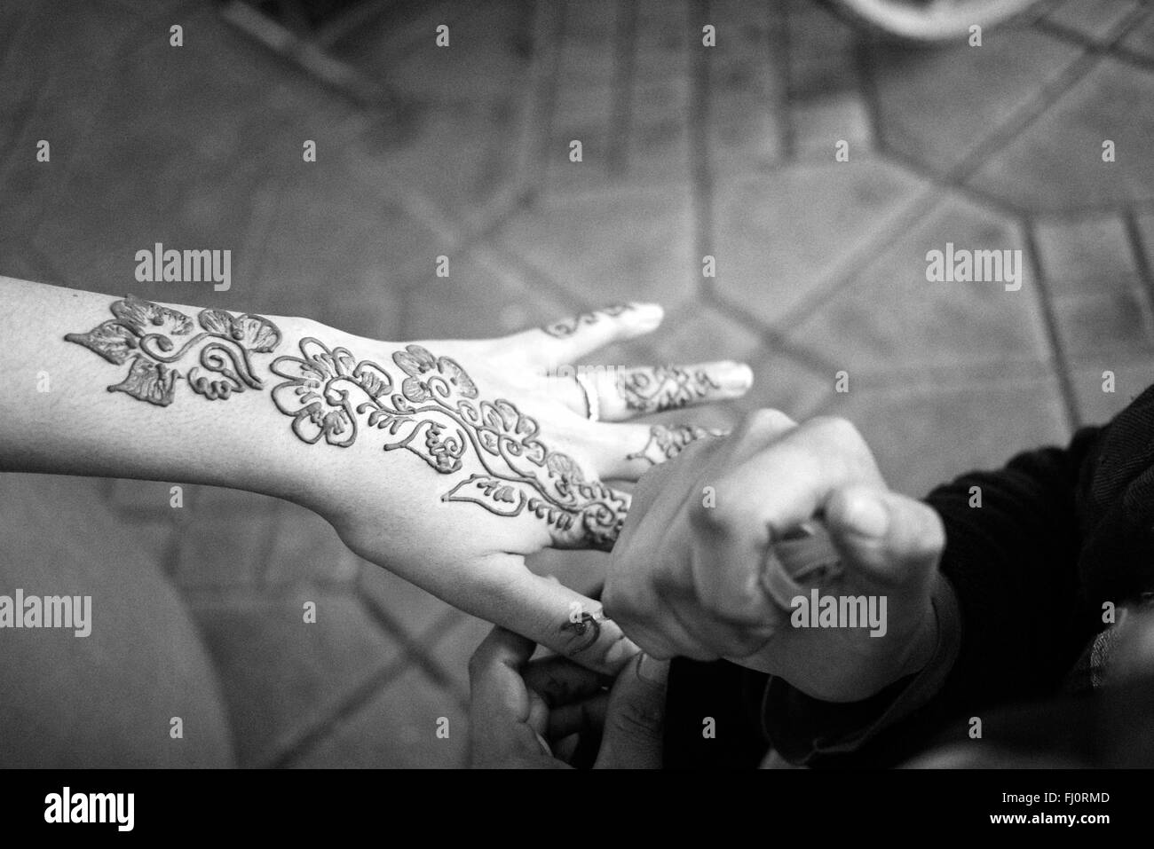 Henna Tattoo essendo applicato in 'Jeema el fnaa' - Marocco Foto Stock