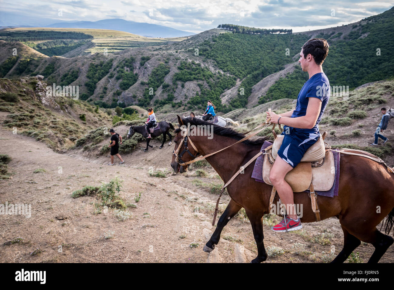 Viaggio a cavallo per i turisti nei pressi di Atskuri città nella regione Samtskhe-Javakheti, Georgia Foto Stock