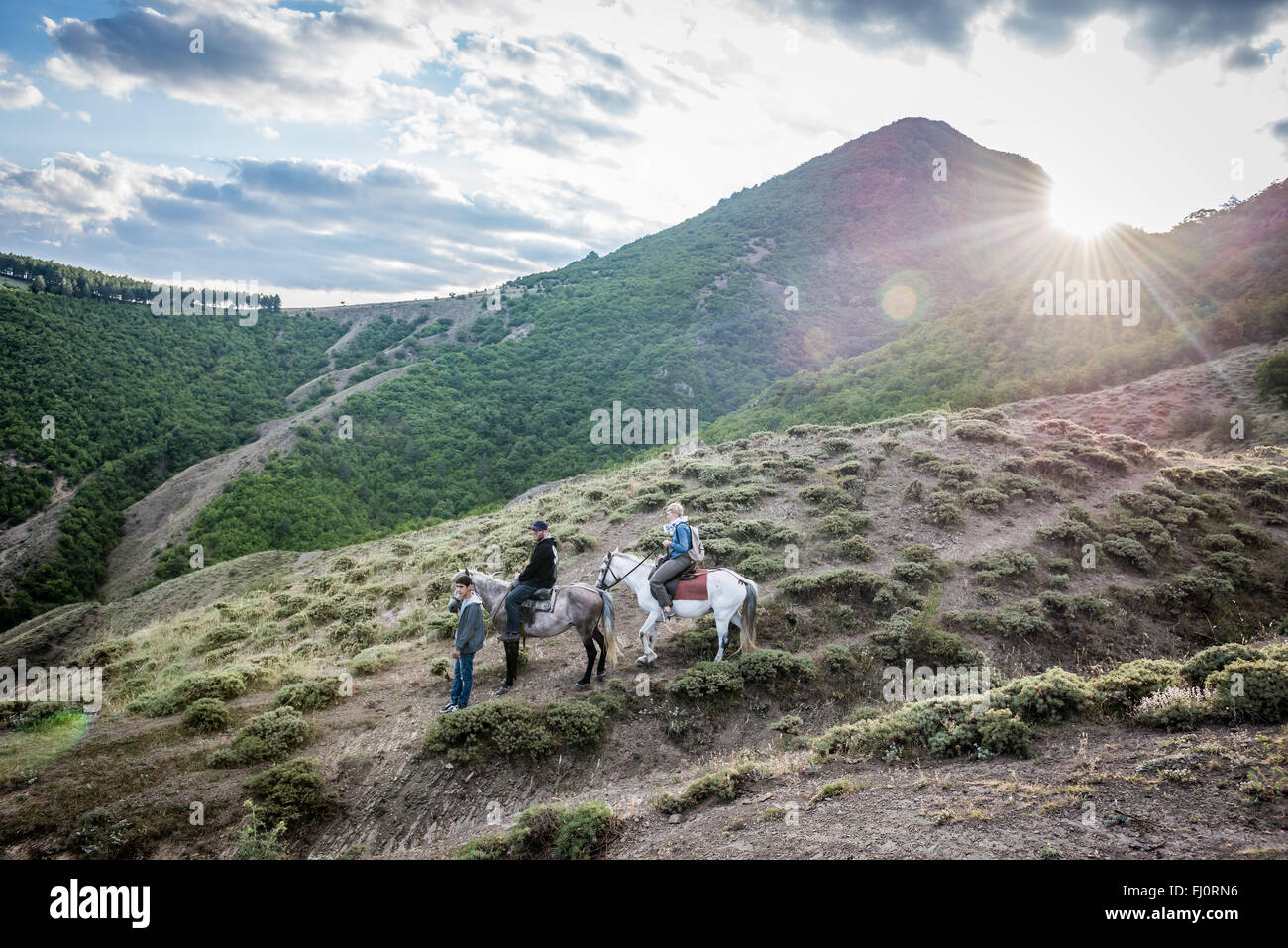 Viaggio a cavallo per i turisti nei pressi di Atskuri città nella regione Samtskhe-Javakheti, Georgia Foto Stock