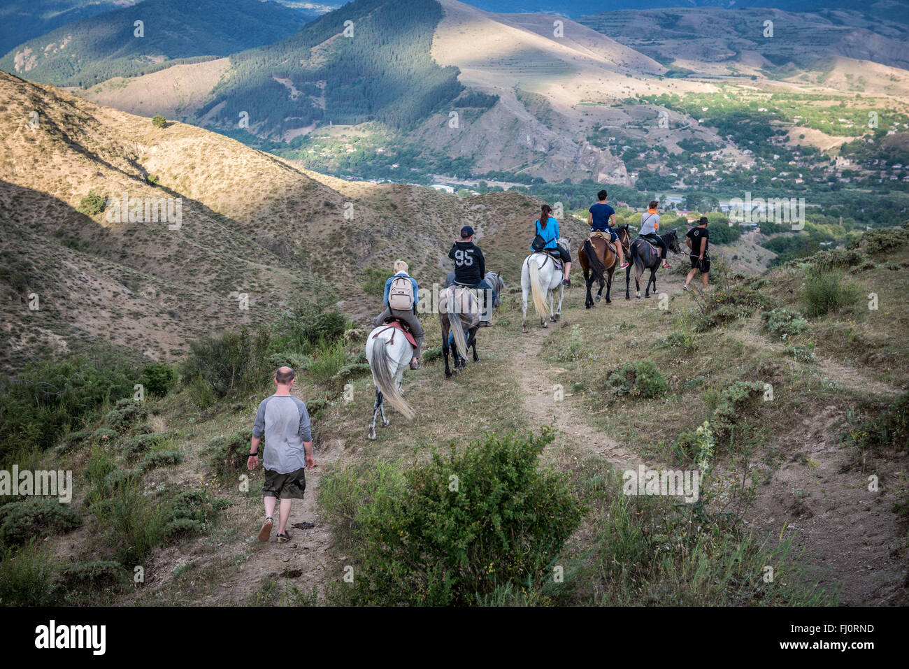 Viaggio a cavallo per i turisti nei pressi di Atskuri città nella regione Samtskhe-Javakheti, Georgia Foto Stock