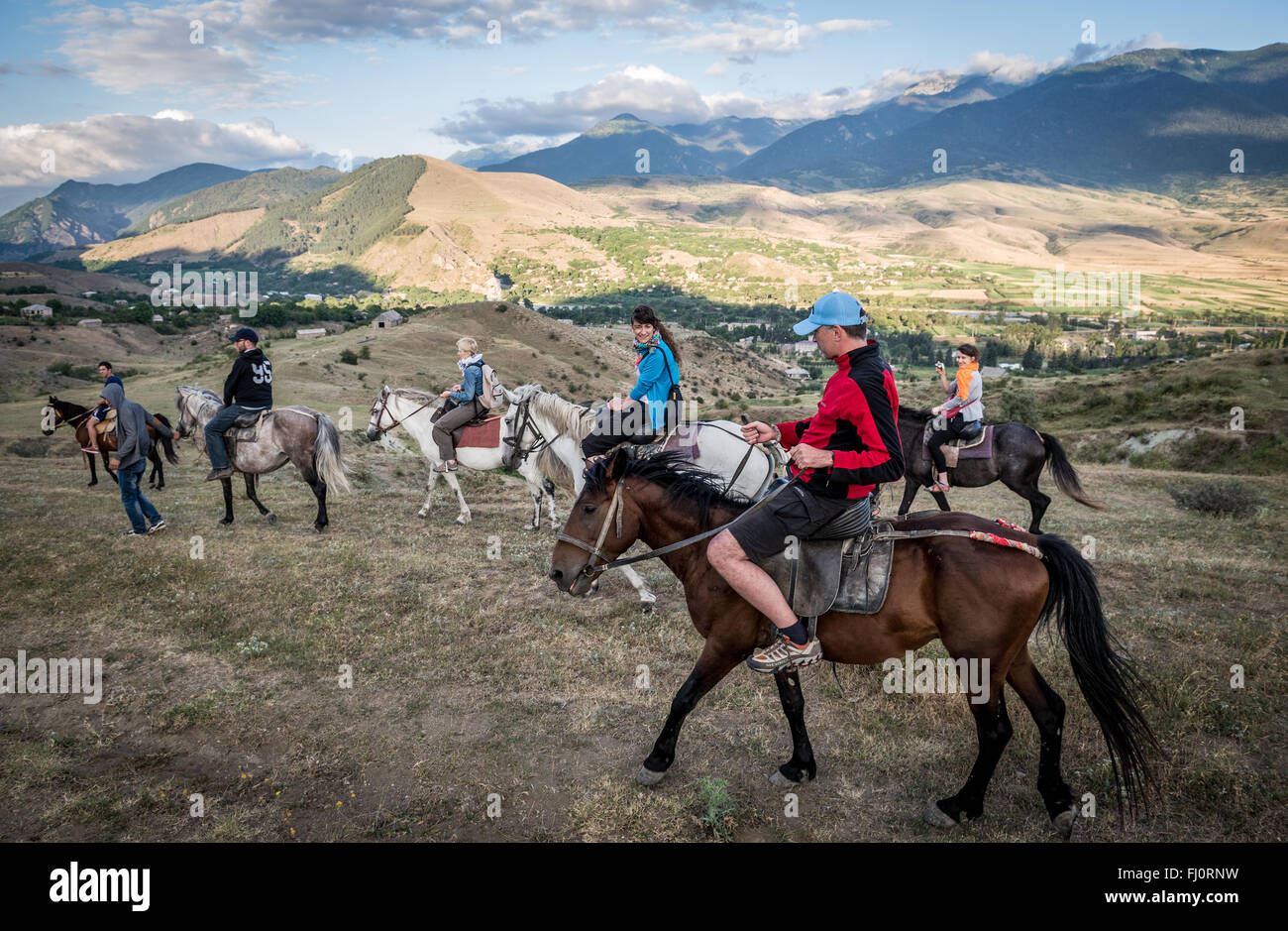 Viaggio a cavallo per i turisti nei pressi di Atskuri città nella regione Samtskhe-Javakheti, Georgia Foto Stock