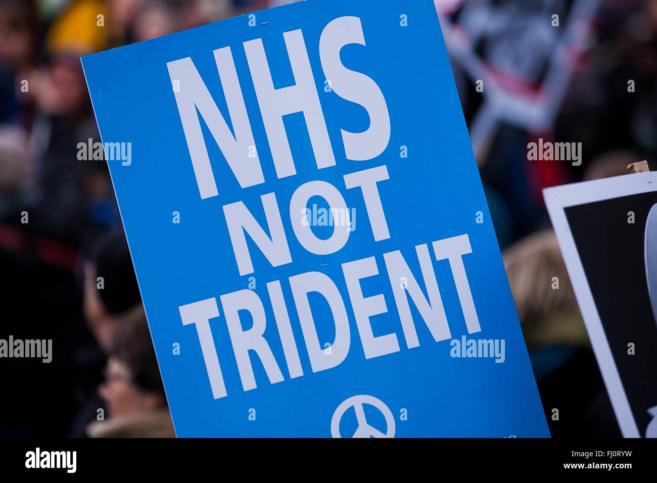 Londra, UK, 27 Febbraio 2016 - Migliaia di persone unite da esponenti politici e sindacali responsabili frequentare una massa manifestazione nazionale contro il rinnovo del Tridente armi nucleari in Marble Arch e rally in Trafalgar Square. La manifestazione organizzata dalla Campagna per il disarmo nucleare e supportati da fermare la guerra coalizione. Foto Stock